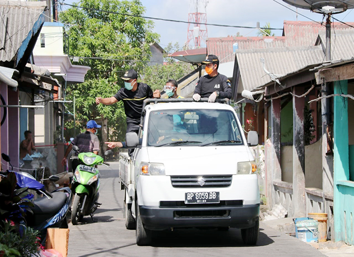 Suasana saat kegiatan penyemprotan cairan disinfektan di fasum dan fasos Bintan
